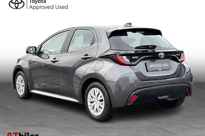 Grå Toyota Yaris fra 2022