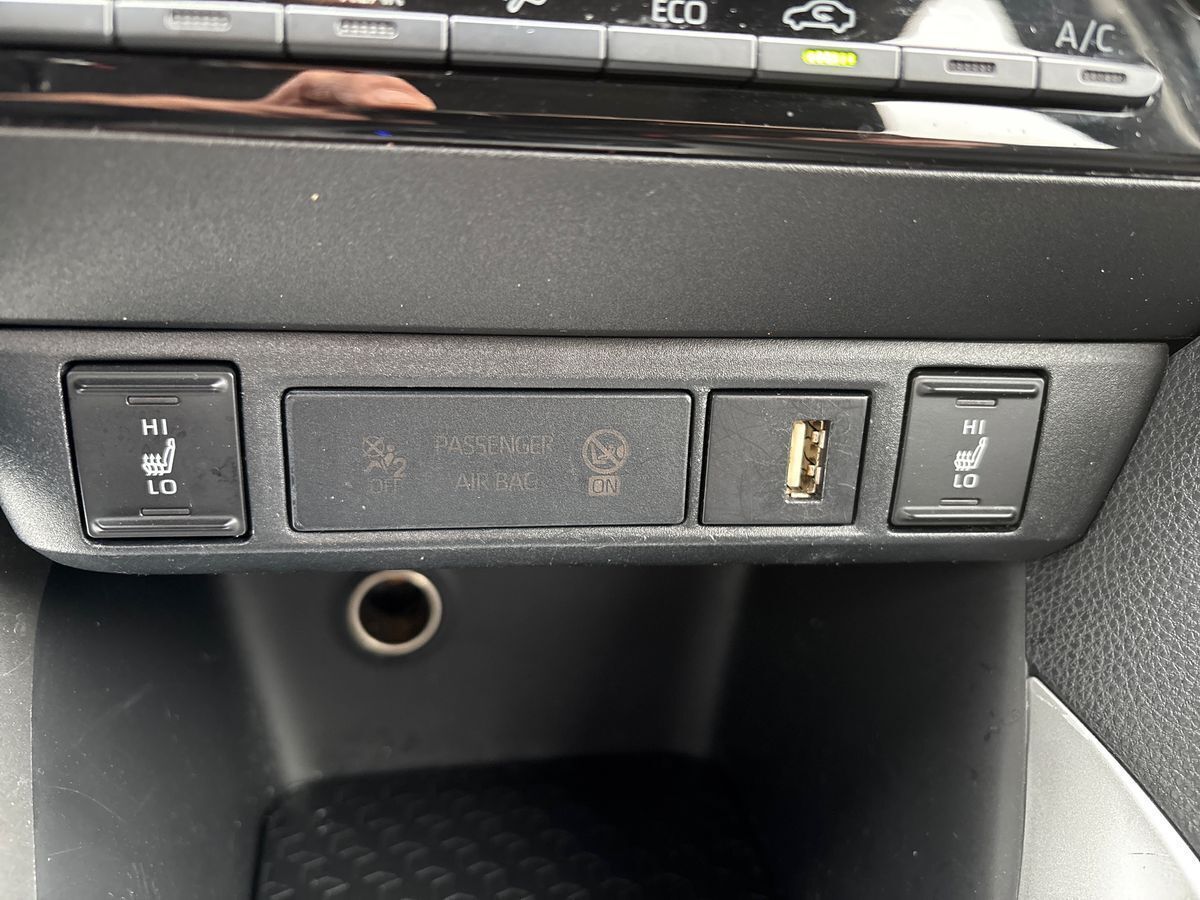 Grå Toyota Yaris fra 2022