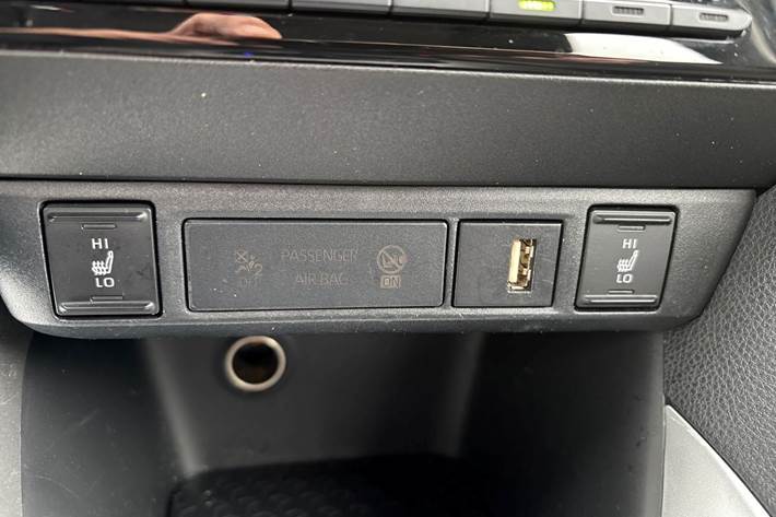 Grå Toyota Yaris fra 2022