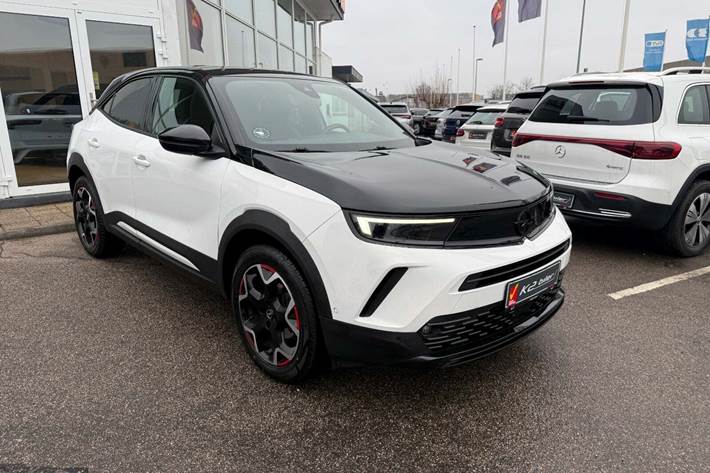 Hvid Opel Mokka fra 2021 set udefra