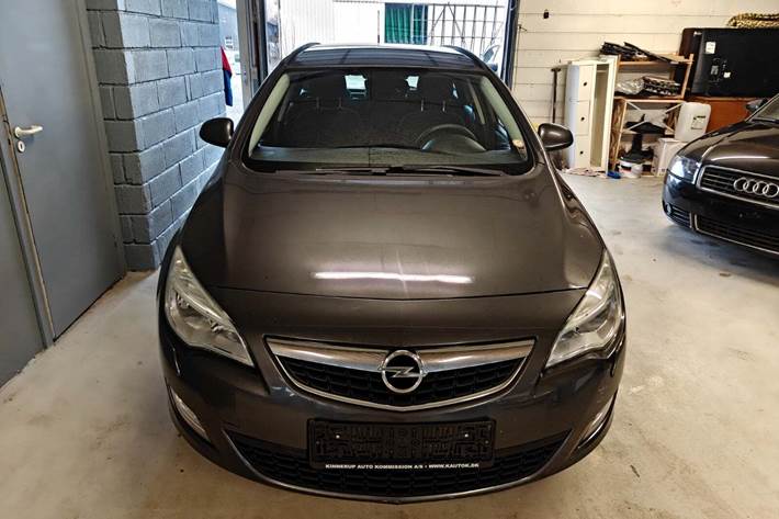 Gul Opel Astra fra 2011