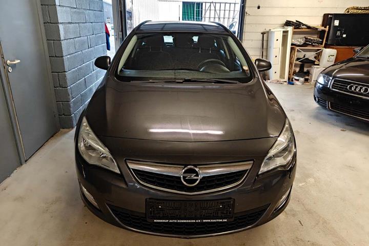 Gul Opel Astra fra 2011