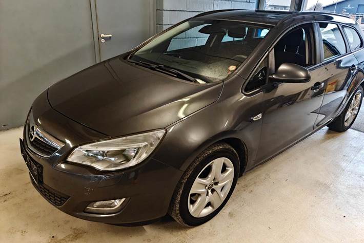 Gul Opel Astra fra 2011