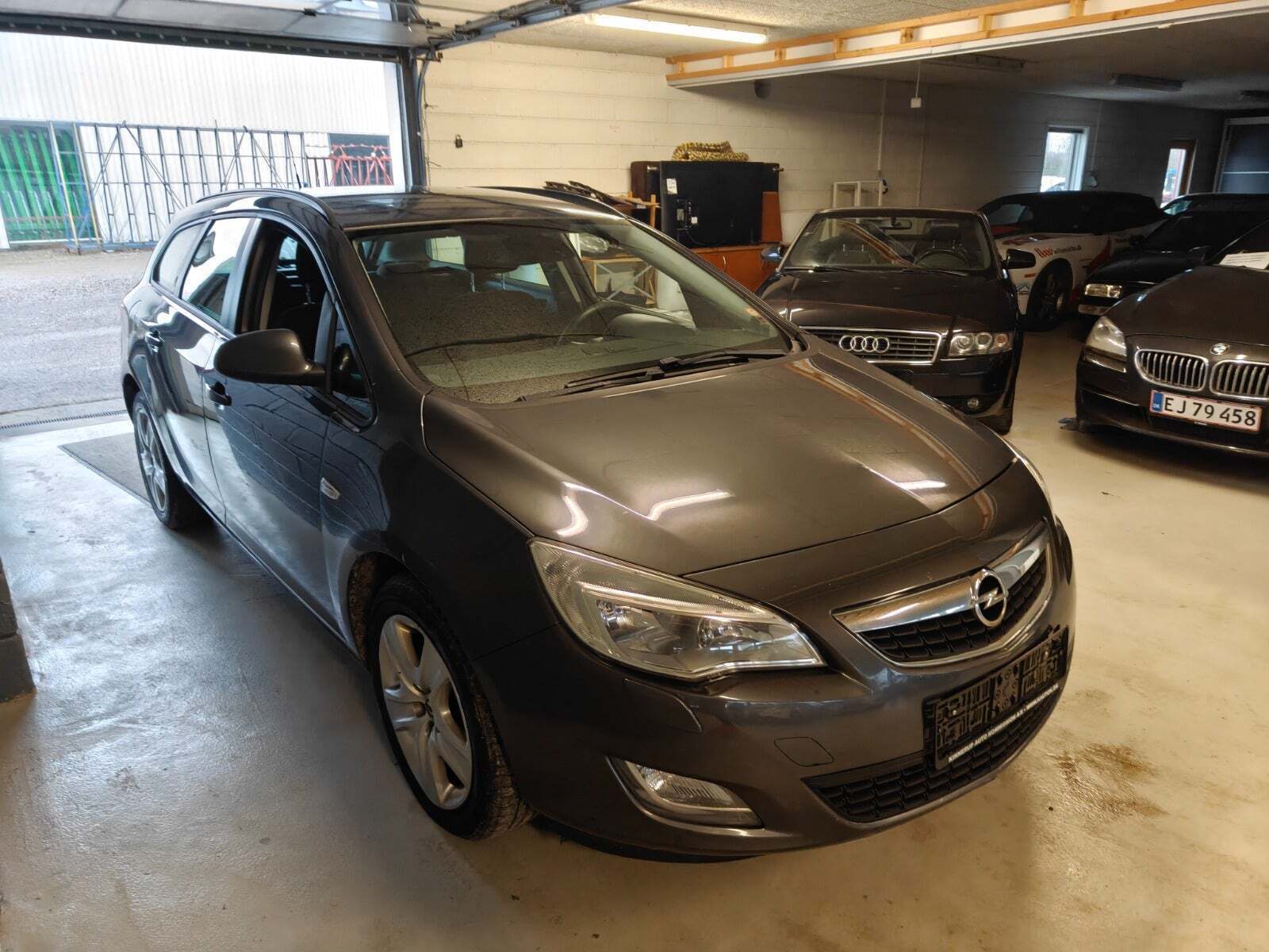 Gul Opel Astra fra 2011