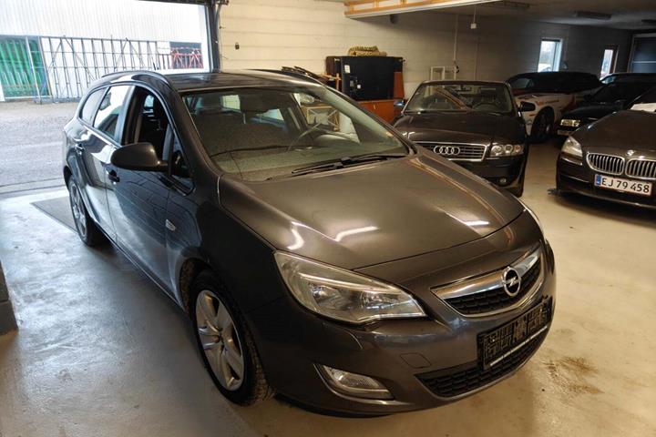 Gul Opel Astra fra 2011
