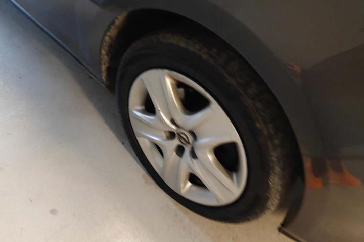 Gul Opel Astra fra 2011