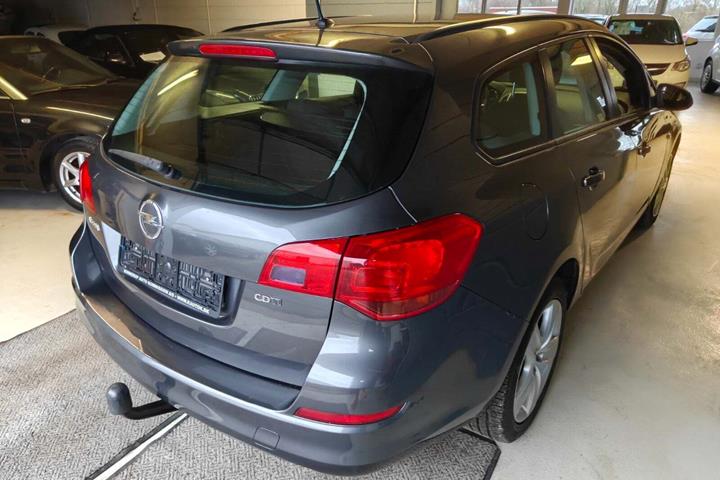 Gul Opel Astra fra 2011
