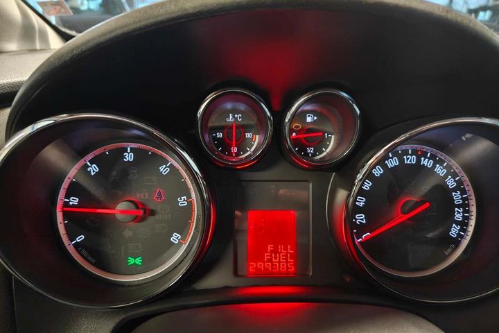 Gul Opel Astra fra 2011