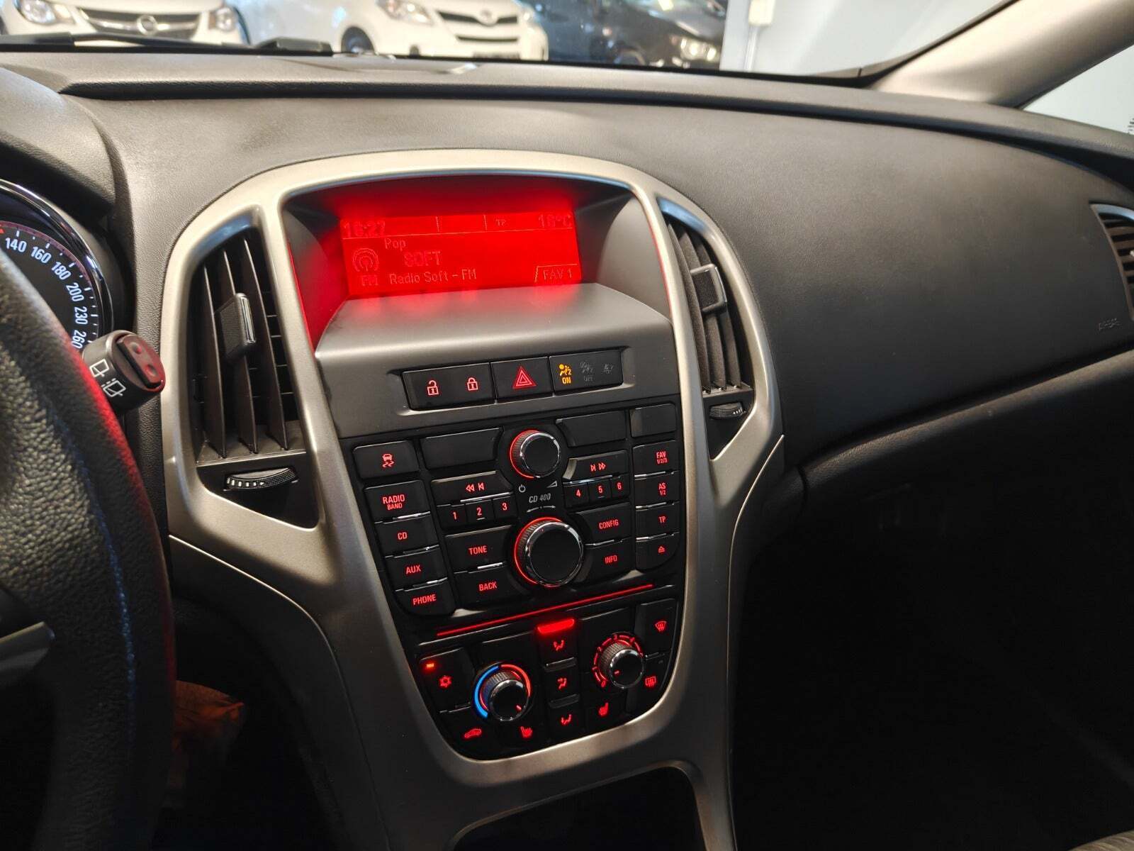 Gul Opel Astra fra 2011