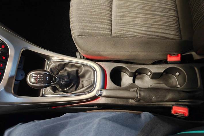 Gul Opel Astra fra 2011