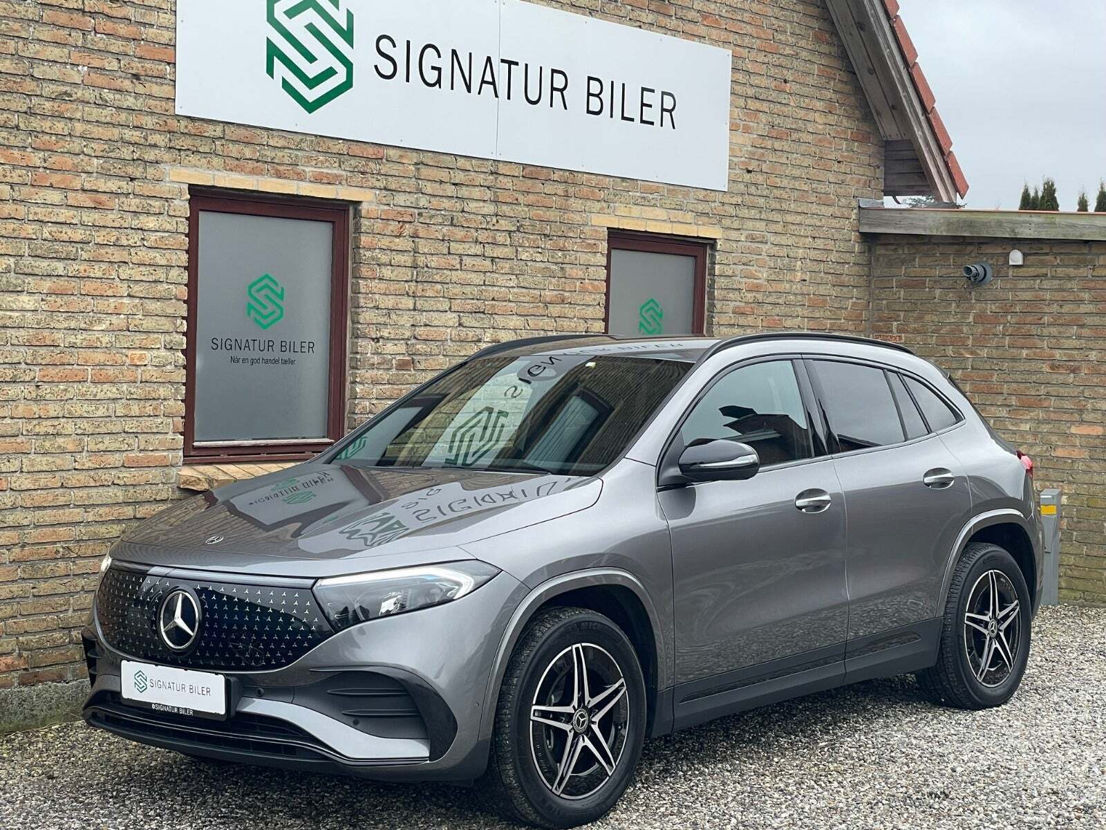 Grå Mercedes EQA250+ fra 2025 set udefra