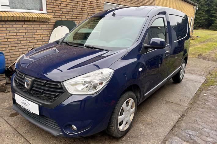 Blå Dacia Dokker fra 2017 set udefra