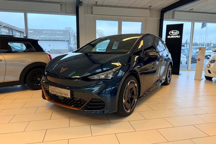 Blå Cupra Born fra 2025 set udefra