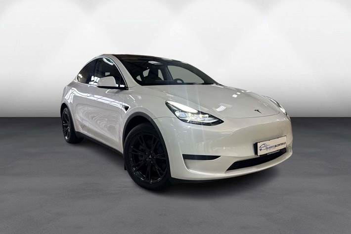 Hvid Tesla Model Y fra 2025 set udefra
