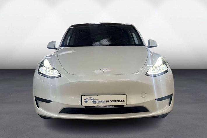 Hvid Tesla Model Y fra 2025