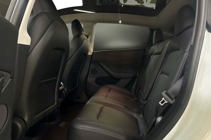 Hvid Tesla Model Y fra 2025