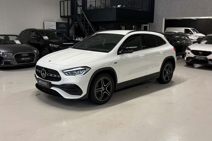 Hvid Mercedes GLA250 e fra 2021 set udefra