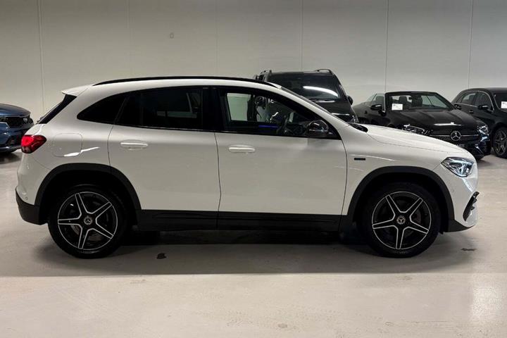 Hvid Mercedes GLA250 e fra 2021