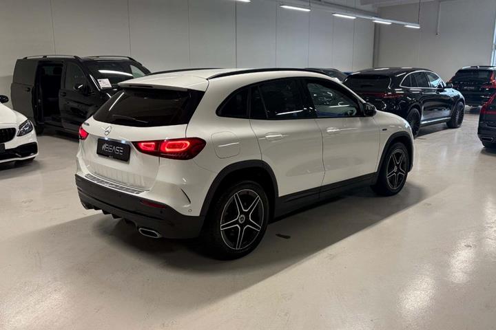Hvid Mercedes GLA250 e fra 2021