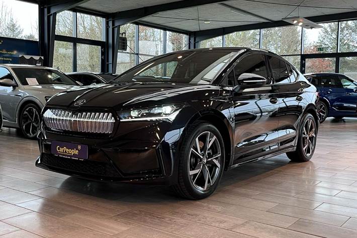 Sort Skoda Enyaq fra 2025 set udefra