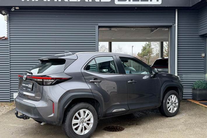 Grå Toyota Yaris Cross fra 2023