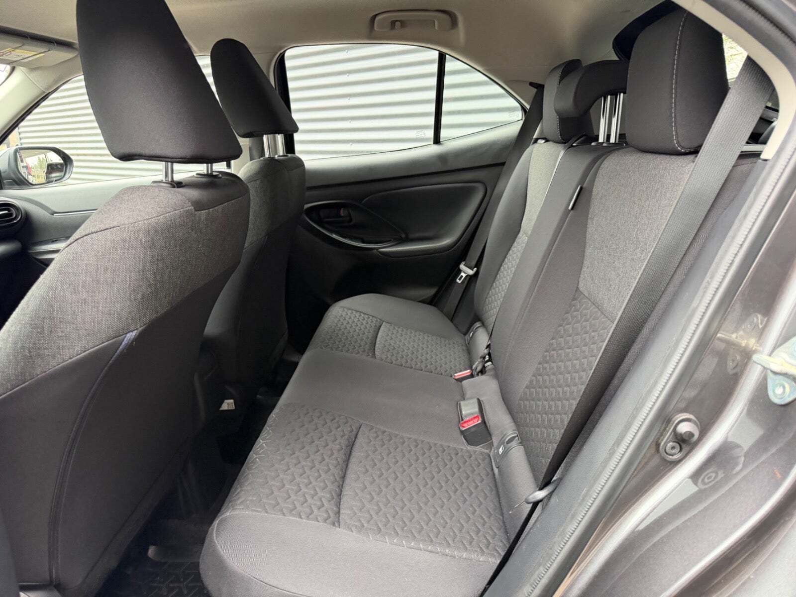 Grå Toyota Yaris Cross fra 2023