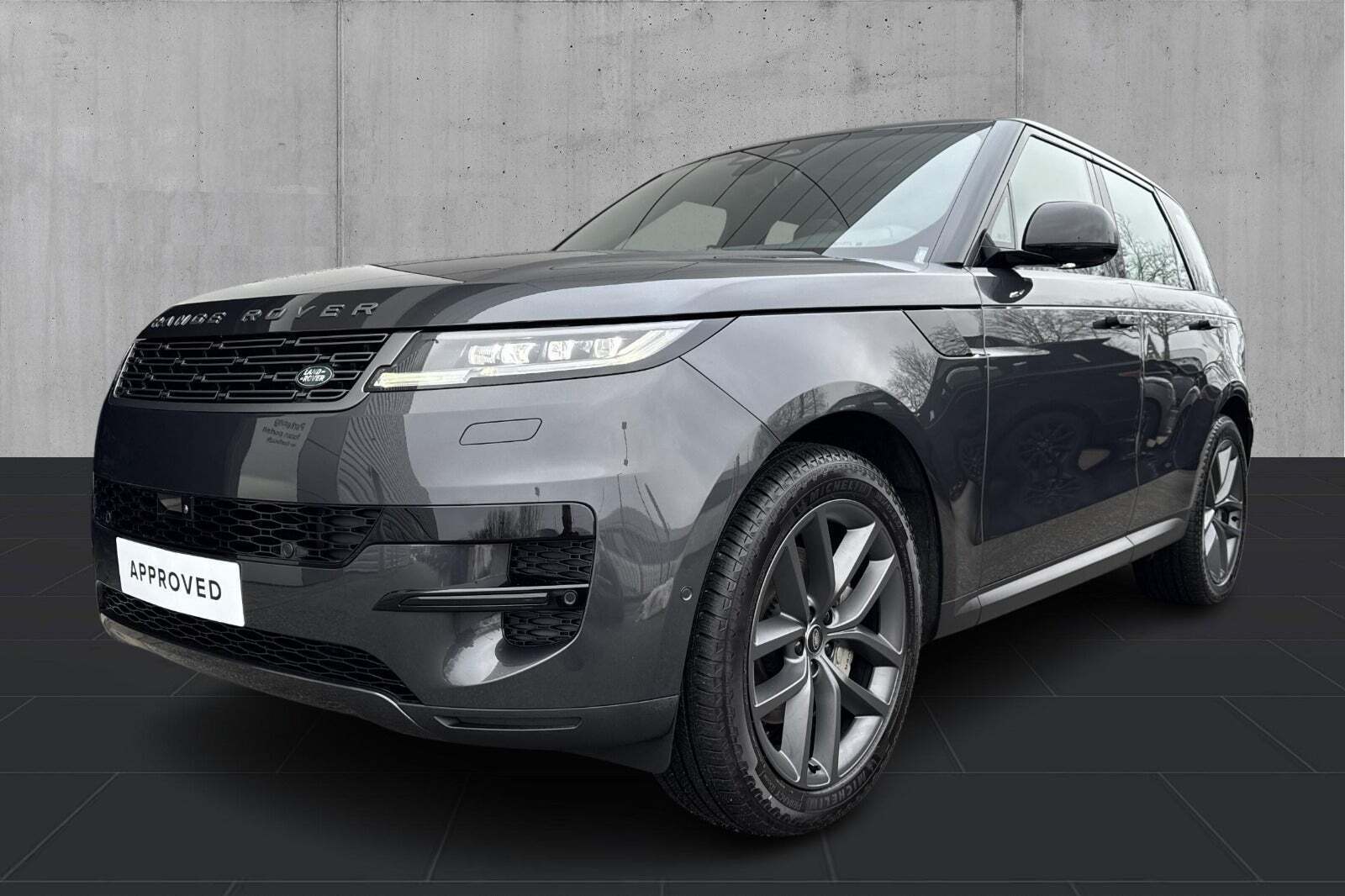 Grå Land Rover Range Rover sport fra 2025 set udefra