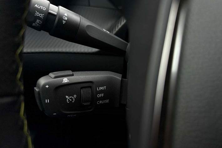 Rød Peugeot e-208 fra 2022