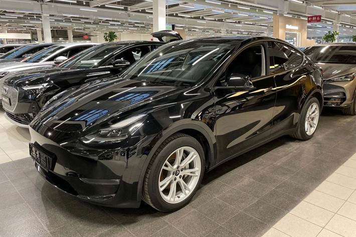 Sort Tesla Model Y fra 2023