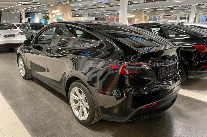 Sort Tesla Model Y fra 2023