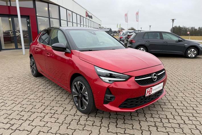 Rød Opel Corsa-e fra 2023 set udefra