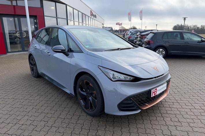 Grå Cupra Born fra 2024 set udefra