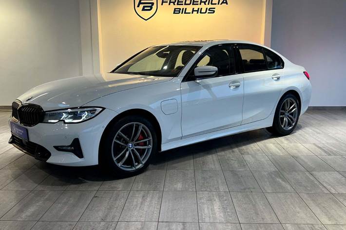 Hvid BMW 330e fra 2019 set udefra