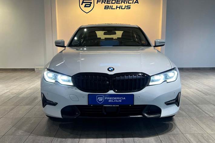 Hvid BMW 330e fra 2019
