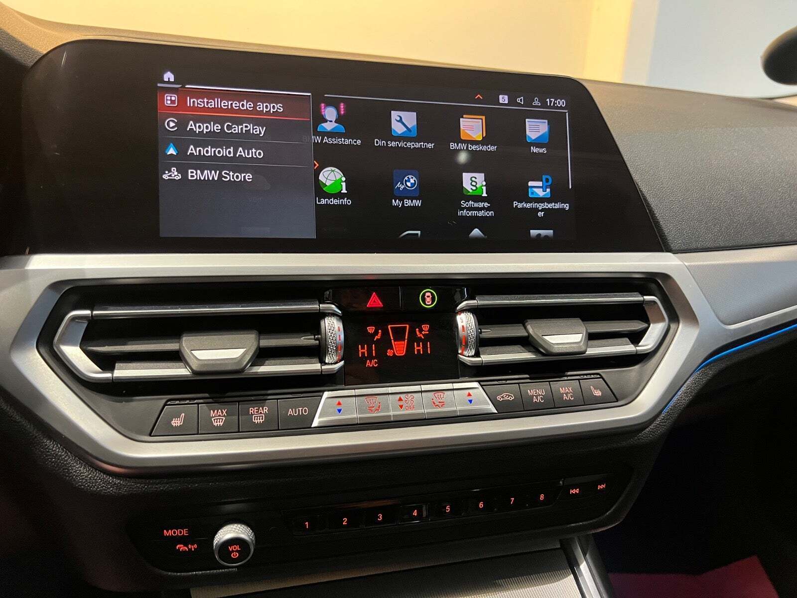 Hvid BMW 330e fra 2019