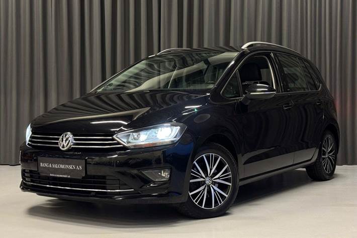 Sort VW Golf Sportsvan fra 2017 set udefra