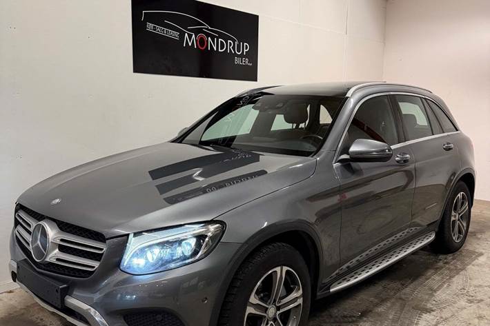 Grå Mercedes GLC250 d fra 2016 set udefra