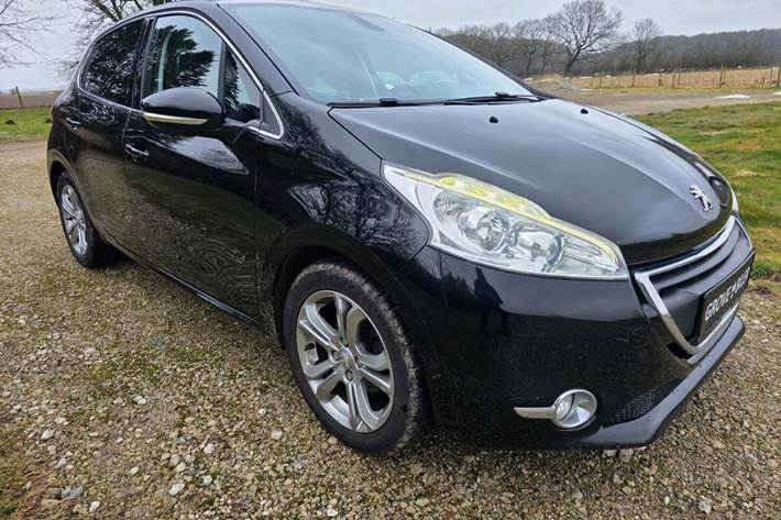 undefined Peugeot 208 fra 2014 set udefra