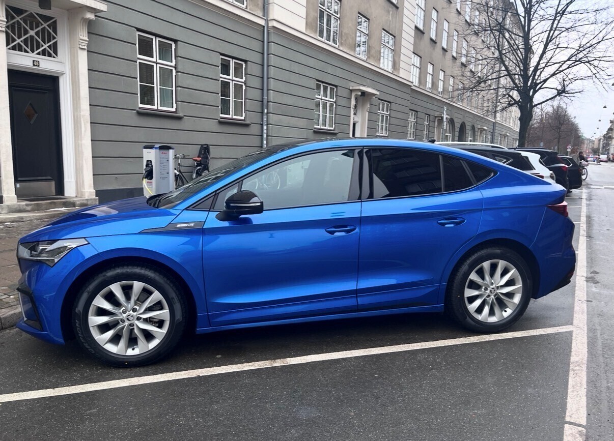 Blå Skoda Enyaq iV fra 2023