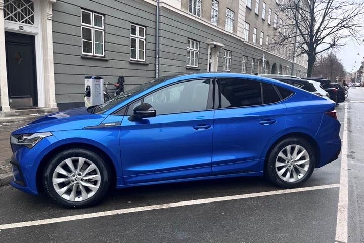 Blå Skoda Enyaq iV fra 2023