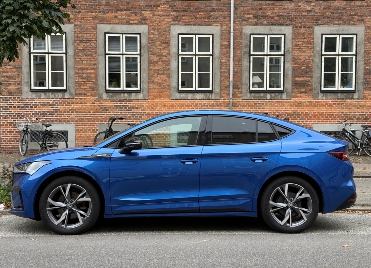 Blå Skoda Enyaq iV fra 2023