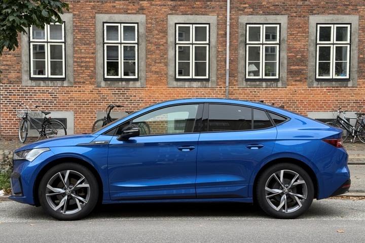 Blå Skoda Enyaq iV fra 2023