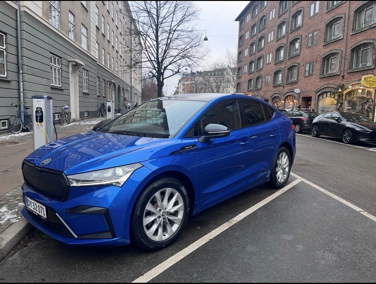 Blå Skoda Enyaq iV fra 2023