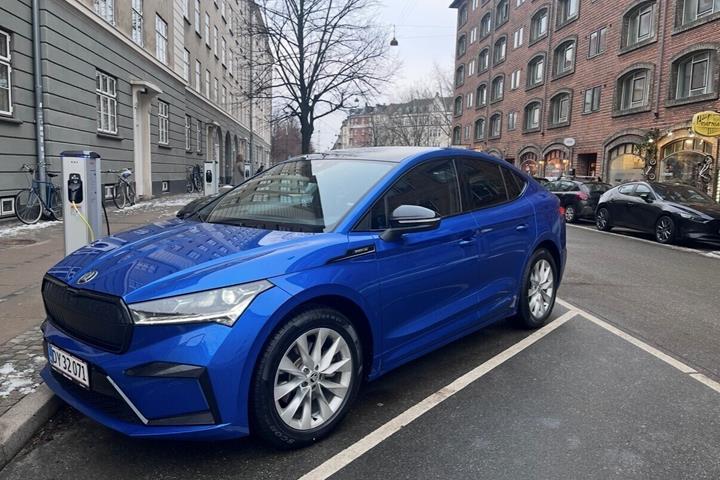 Blå Skoda Enyaq iV fra 2023