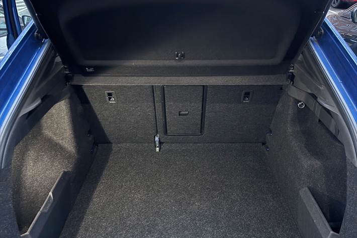 Blå Skoda Enyaq iV fra 2023