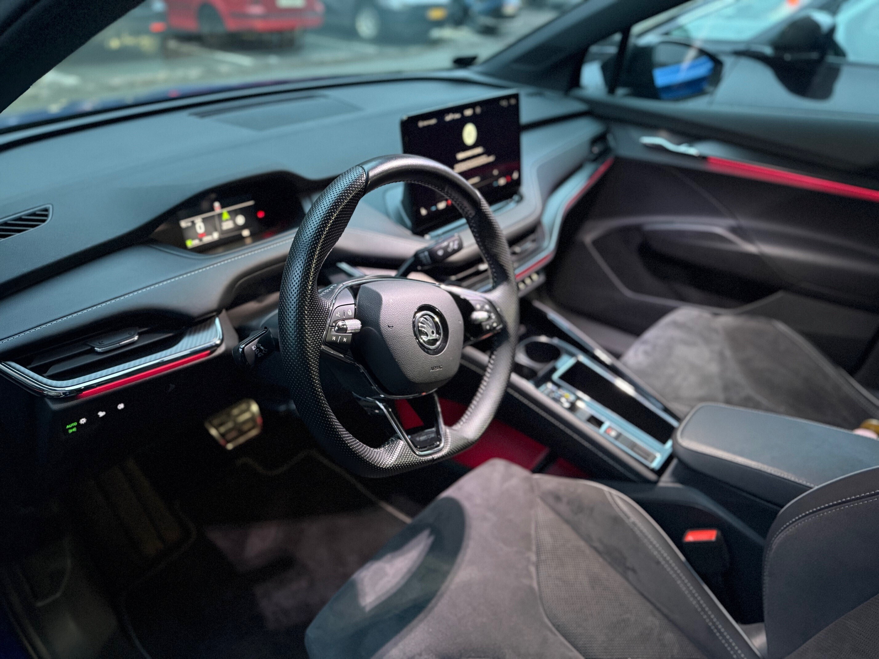 Blå Skoda Enyaq iV fra 2023