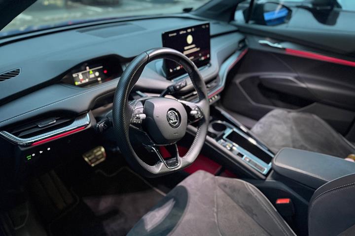Blå Skoda Enyaq iV fra 2023