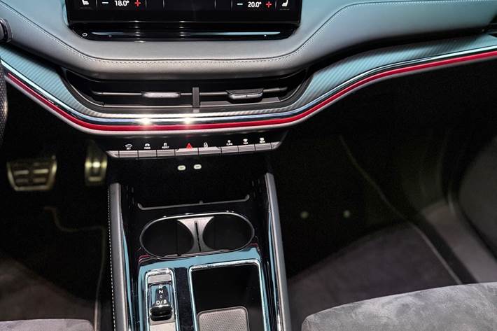 Blå Skoda Enyaq iV fra 2023