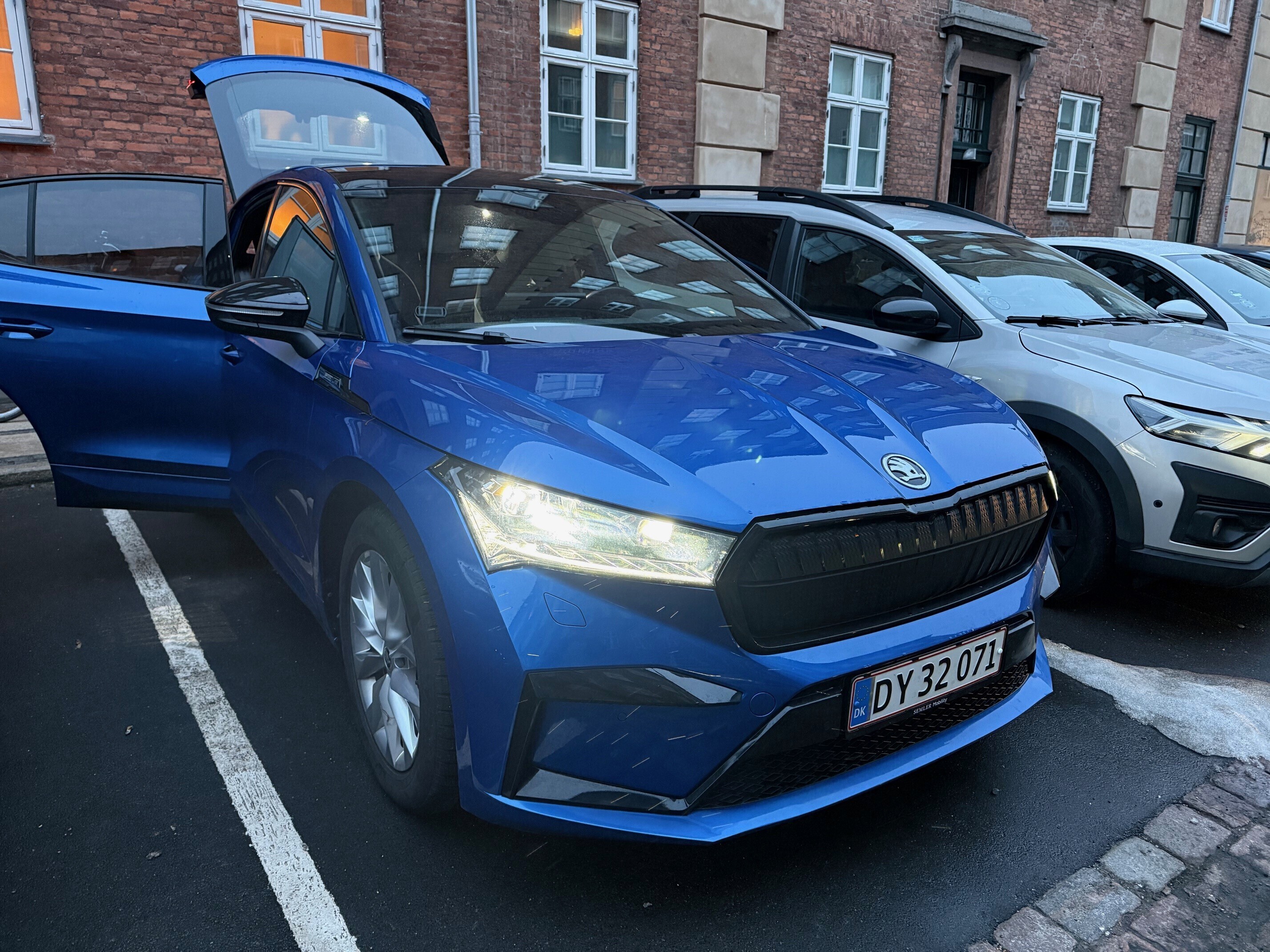 Blå Skoda Enyaq iV fra 2023