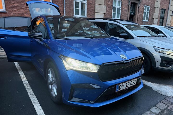 Blå Skoda Enyaq iV fra 2023